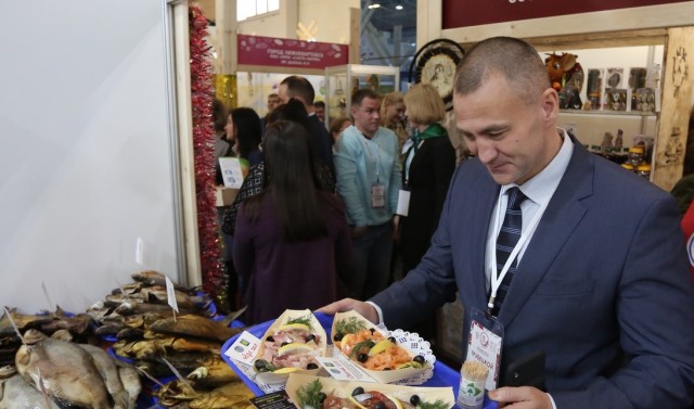 Губернатор Комарова оценила сыры из Барсово, а Трубецкой - мочёные яблочки и копчёного муксуна