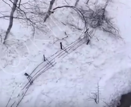 В Сургуте вместе со снегом с крыши упал металлический каркас