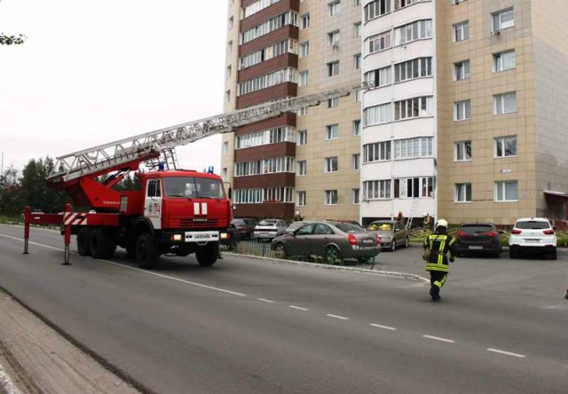 В Сургутском районе спасатели отработали действия при пожаре в многоэтажке