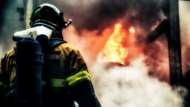 В Югре пять человек пострадали при пожаре в доме
