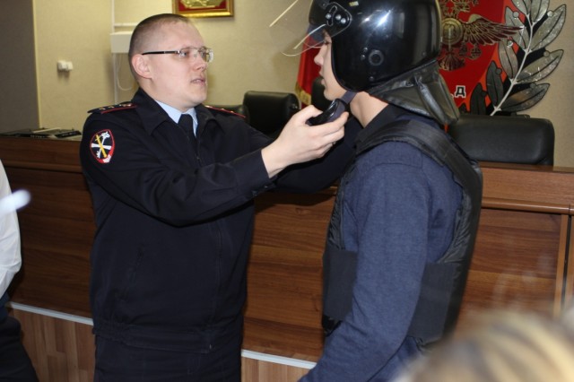 Старшеклассники третьей школы посёлка Белый Яр Сургутского района побывали на экскурсии в полиции
