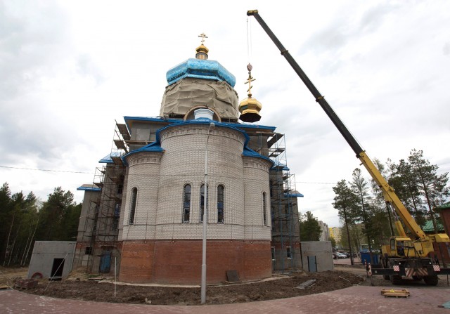 На сургутском храме в честь иконы Божией Матери «Умиление» установили третий купол На сургутском храме в честь иконы Божией Матери «Умиление» установили третий купол