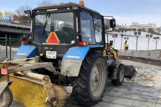В Тюмени коммунальщики счищают снег вместе с гранитной плиткой