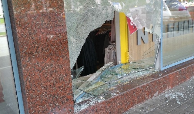 В Сургуте автоледи на «Субару» въехала в торговый центр В Сургуте автоледи на «Субару» въехала в торговый центр