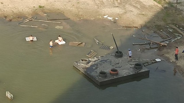 В Сургуте дети купаются в строительном котловане