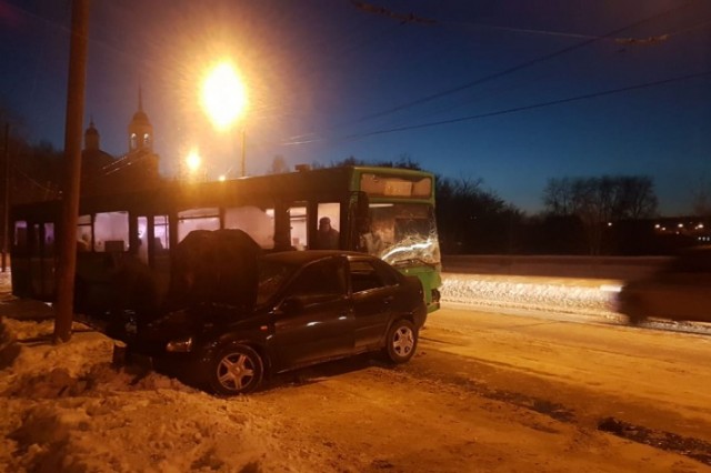 В Екатеринбурге водитель «Лады» погиб в аварии с автобусом
