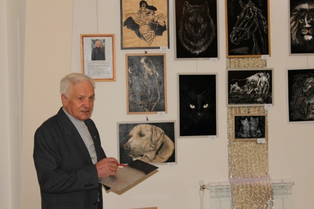 В Нягани открылась персональная выставка самобытного художника