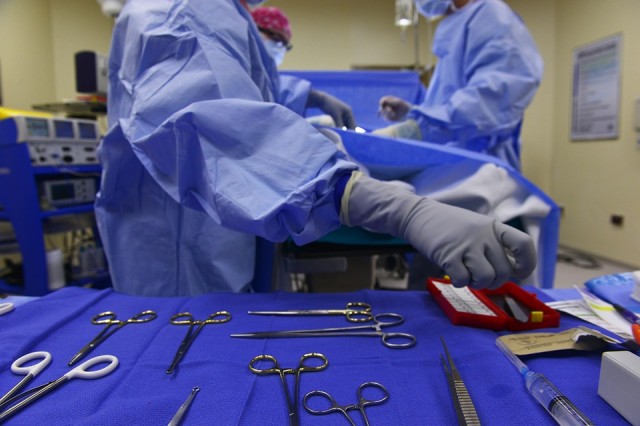 В Москве пластические хирурги пробили девушке основание черепа