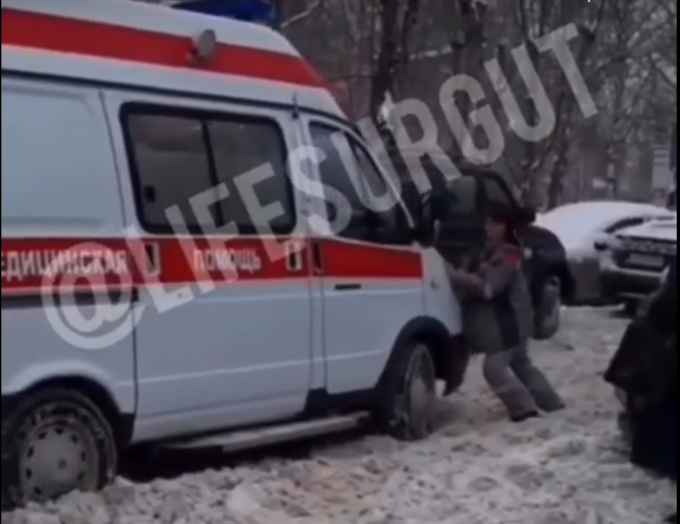 В Сургуте застрявшую в снегу скорую помощь выталкивал фельдшер