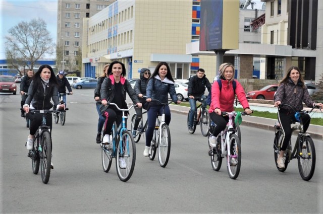 Работники администрации Суругутского района устроили велокросс