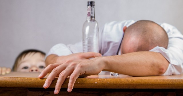 В Лянторе супругов, пристрастных к выпивке, могут лишить родительских прав