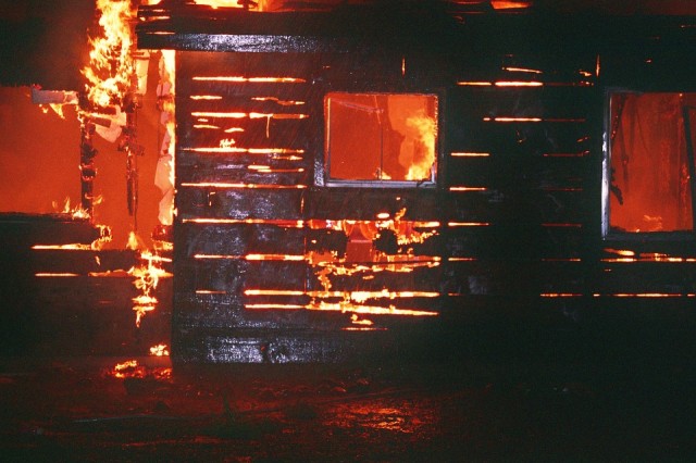 В Сургуте сгорел жилой деревянный дом