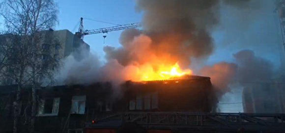 В ночь на 16 мая в Нефтеюганске горел деревянный жилой дом