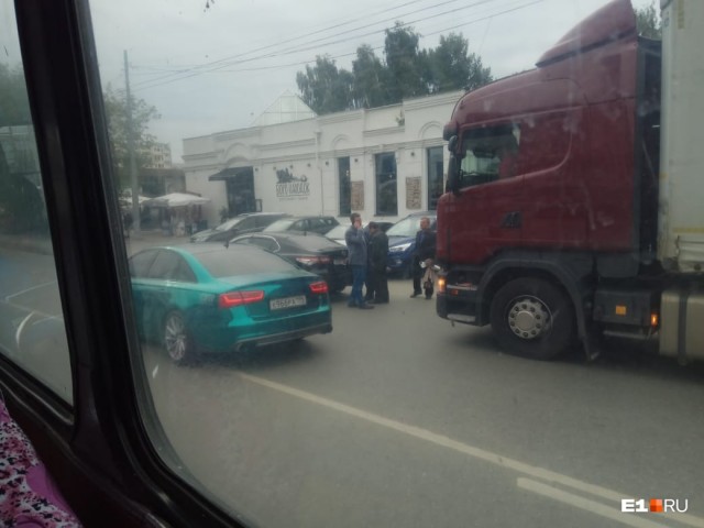 В автомобиль мэра Екатеринбурга врезался грузовик