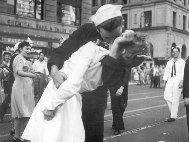 Умер герой с легендарной фотографии поцелуя со Второй мировой войны