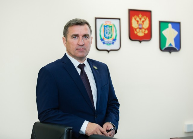 Председатель Думы Сургутского района Анатолий Сименяк поздравляет жителей с 9 мая
