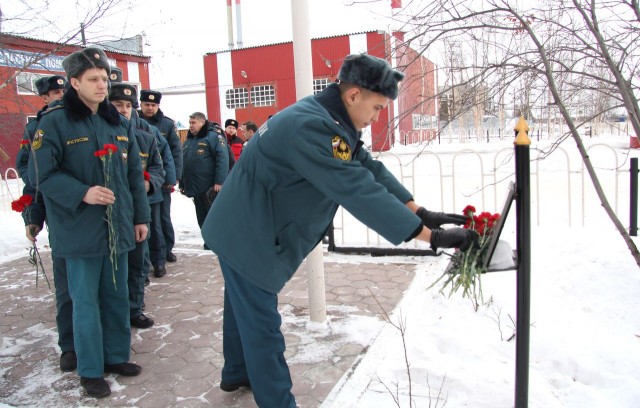 В Лянторе почтили память пожарного Сергея Скорохода