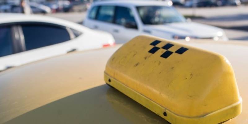 ​Проблемы с водителями возникли у крупного сервиса такси, который зашел на рынок столицы ХМАО
