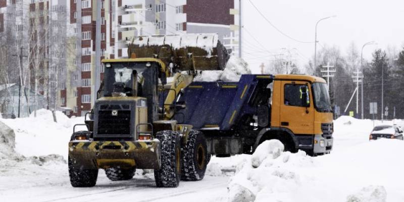 Нефтяники в ХМАО очистили крупный поселок от снежных завалов