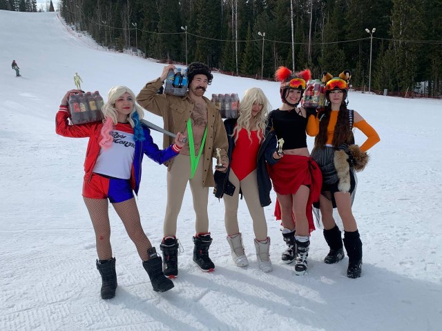 Лыжники и сноубордисты ХМАО закрыли сезон бикини-фестивалем