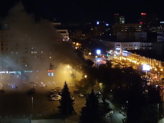 В Тюмени ночью из горящего здания Malina bar вывели 56 человек