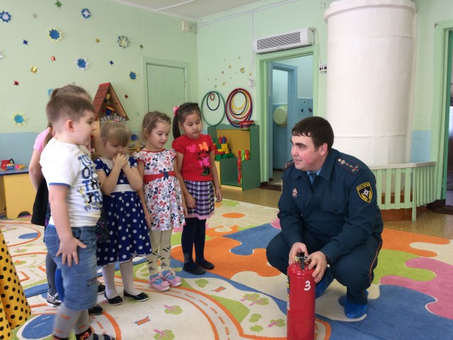 Пожарные Сургутского района провели занятие с детьми в посёлке Высокий Мыс