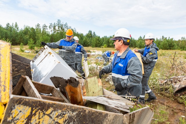 Работники Сургутского ЗСК провели экологический десант