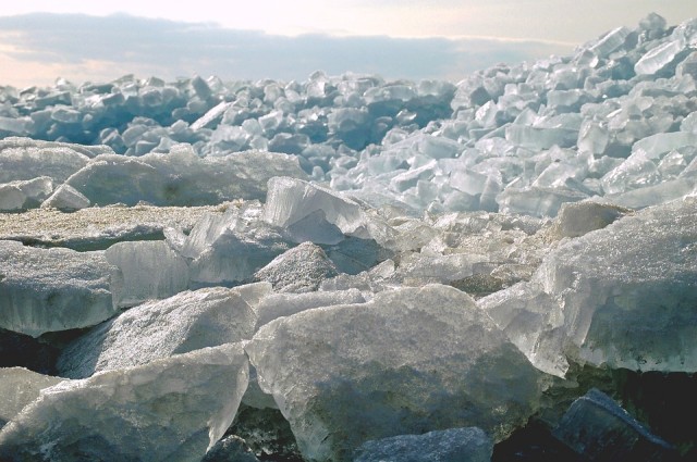 ​Мощный ледоход снёс ограждение на набережной Сургута