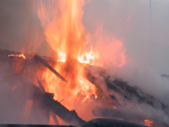 Вчера в Сургутском районе горели баня и ранее сгоревший дом