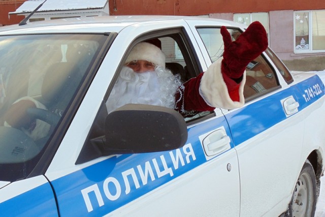 В Сургутском районе рисуют Деда Мороза в образе полицейского