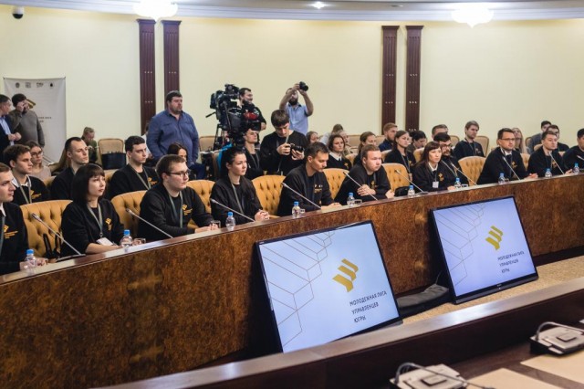 Губернатор Наталья Комарова наградила молодых управленцев Югры