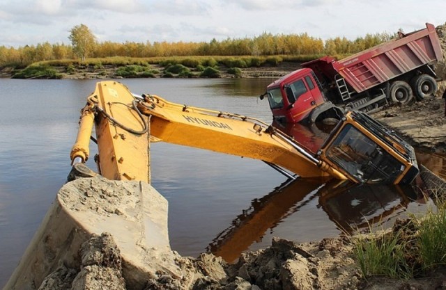 В Югре вахтовик утопил в реке служебный МАН и экскаватор В Югре вахтовик утопил в реке служебный МАН и экскаватор