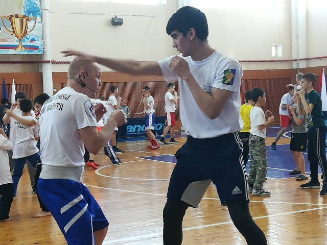 Мальчишки Сургутского района побывали на тренировке у Олимпийского чемпиона по боксу