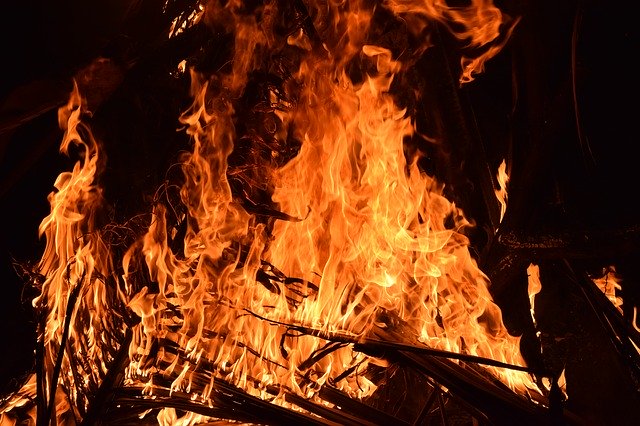 Пожар в Сургуте унёс жизнь человека. Шестеро в больнице Пожар в Сургуте унёс жизнь человека. Шестеро в больнице