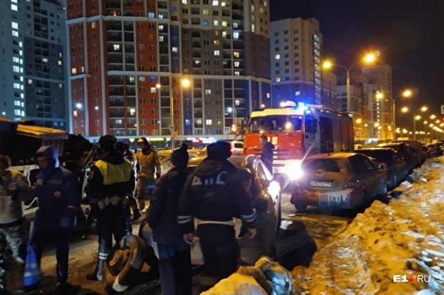 В Екатеринбурге пьяный водитель опрокинул «ГАЗель», зацепив 5 машин