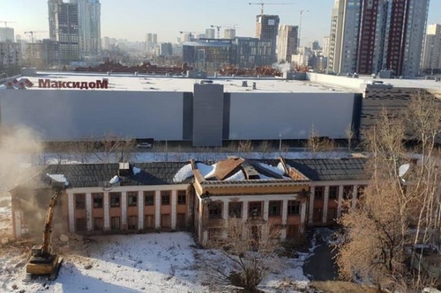 ​В Екатеринбурге сносят заброшенное здание школы №222