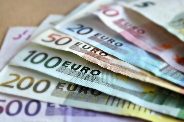Курс евро превысил порог в 80 рублей впервые с 11 апреля Курс евро превысил порог в 80 рублей впервые с 11 апреля