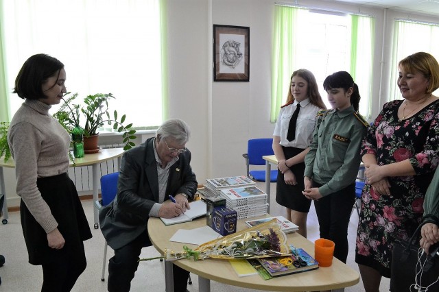 ​В школе № 1 Фёдоровского прошла встреча с поэтом Анатолием Буриковым