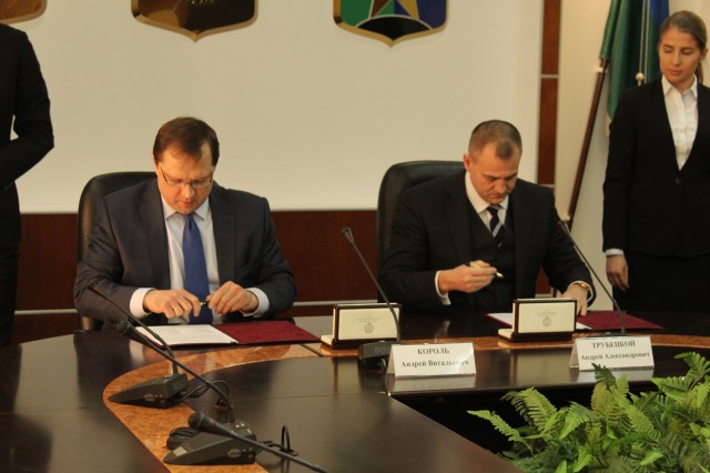 Сургутский район и Сургутнефтегазбанк подписали договор о сотрудничестве