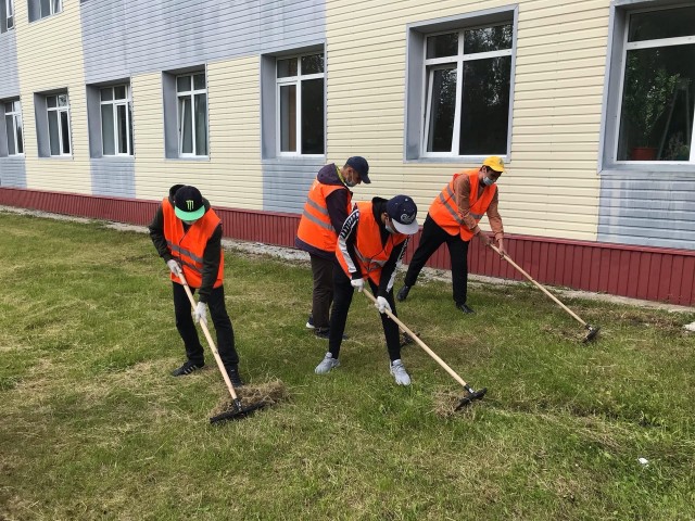 Более 800 подростков из Сургутского района устроились на работу во время летних каникул Более 800 подростков из Сургутского района устроились на работу во время летних каникул