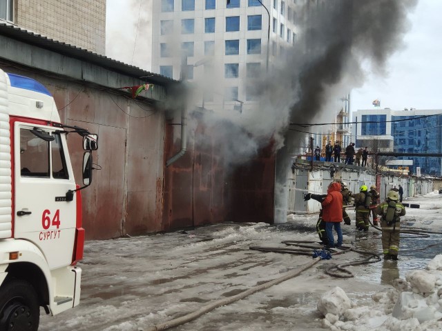 В Сургуте загорелся гаражный бокс В Сургуте загорелся гаражный бокс