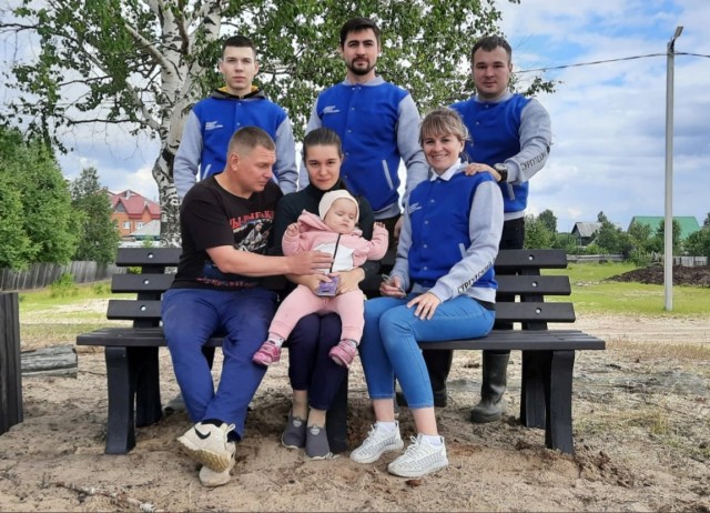 В Сытомино Сургутского района установили скамейки из переработанного пластика В Сытомино Сургутского района установили скамейки из переработанного пластика