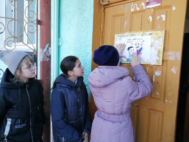 В поселении Сургутского района пенсионеров поздравляют открытками и плакатами В поселении Сургутского района пенсионеров поздравляют открытками и плакатами