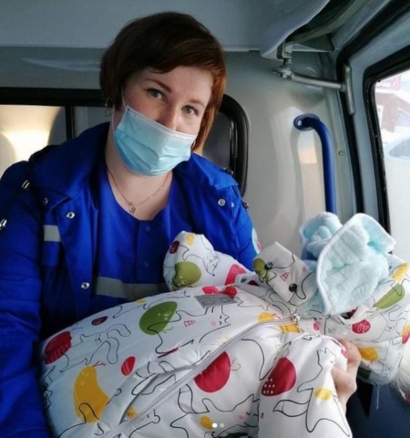​Бригада скорой помощи помогла сургутянке родить маленького богатыря в домашних условиях