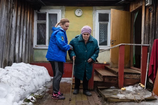 Труженице тыла в Барсово волонтёры помогли с уборкой Труженице тыла в Барсово волонтёры помогли с уборкой