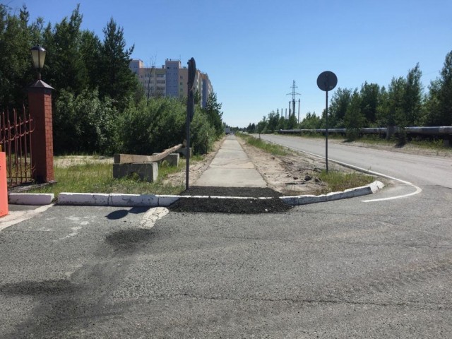 В Лянторе проложили тротуар вдоль улицы Озёрной В Лянторе проложили тротуар вдоль улицы Озёрной