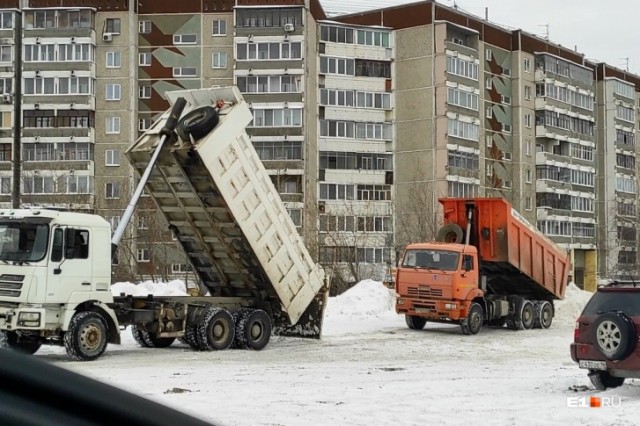 В Екатеринбурге кучи снега сваливают прямо в жилых дворах