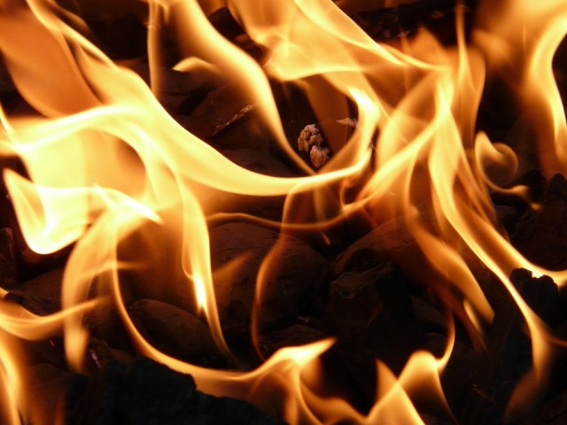 В Сургутском районе сгорел частный дом, есть пострадавший