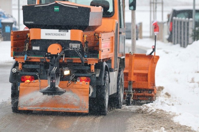 В Екатеринбурге на уборку снега бросили прогнившую технику
