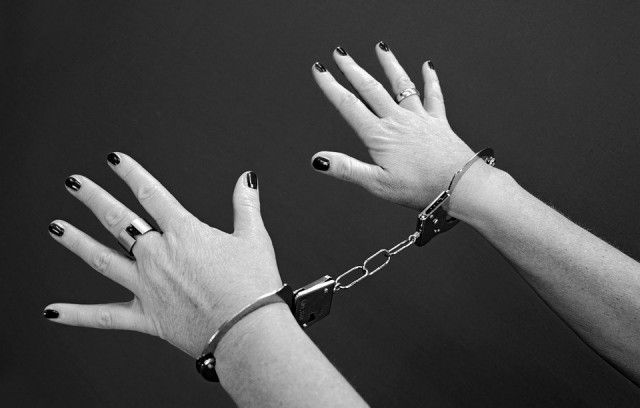Жительница Ханты-Мансийска чуть не задушила родную мать Жительница Ханты-Мансийска чуть не задушила родную мать